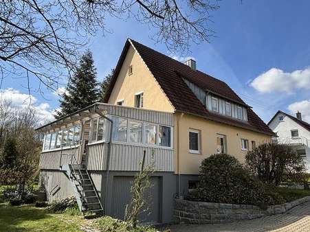 Außenansicht mit Garage und Wintergarten - Zweifamilienhaus in 74541 Vellberg mit 134m² kaufen