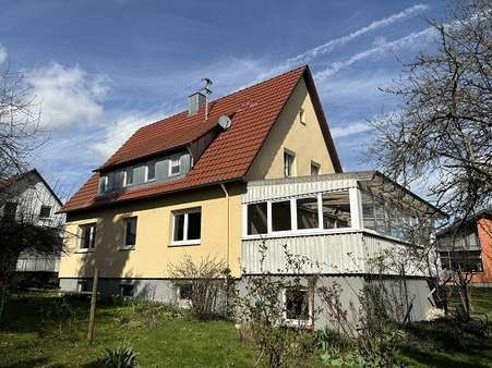 Außenansicht mit Garten und Wintergarten - Zweifamilienhaus in 74541 Vellberg mit 134m² kaufen