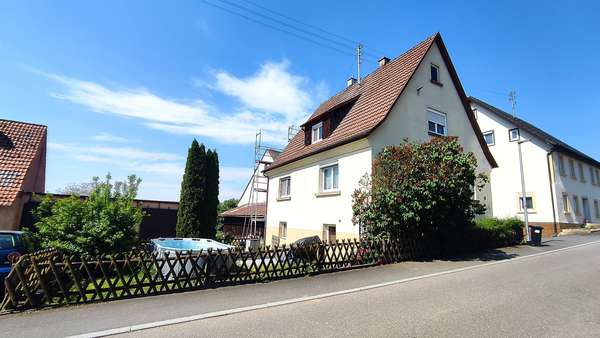 Ansicht von Straße - Einfamilienhaus in 74214 Schöntal mit 98m² kaufen