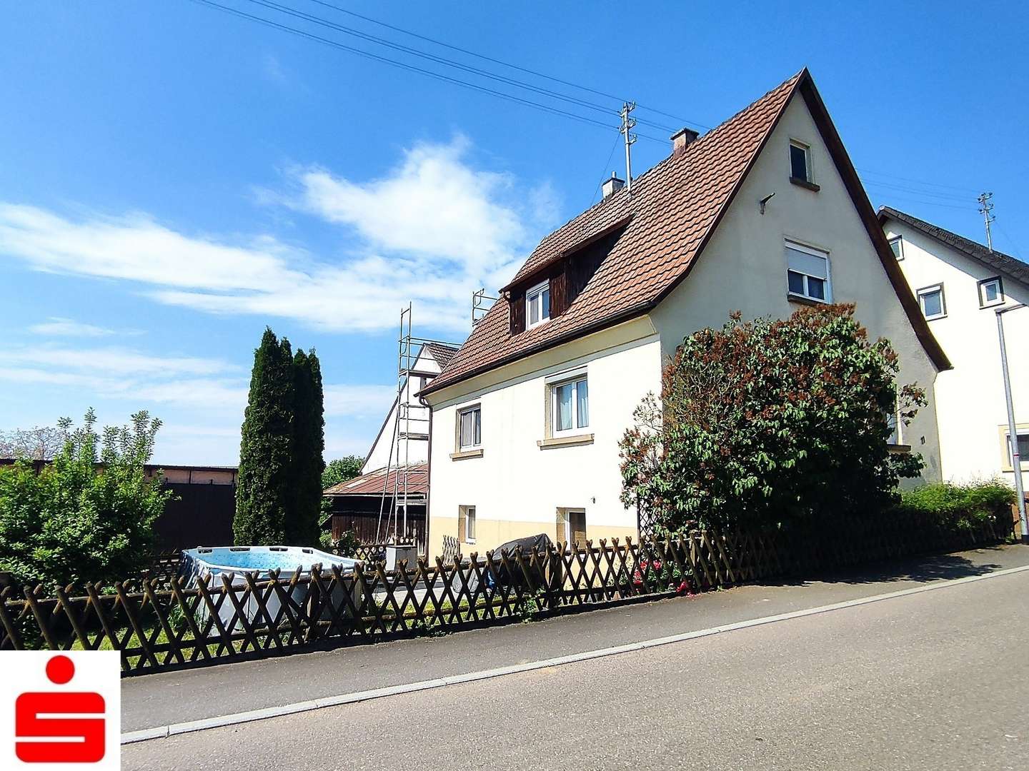 Ansicht von Straße - Einfamilienhaus in 74214 Schöntal mit 98m² kaufen