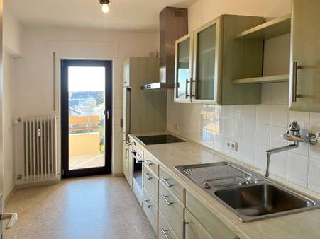 Küche mit Zugang zum Balkon Küche mit Zugang zum Balkon - Etagenwohnung in 74613 Öhringen mit 66m² kaufen