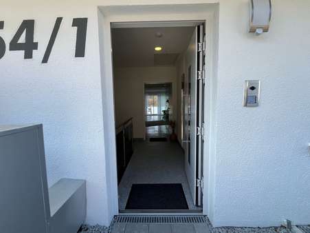 Ebener Eingang zur Wohnung - Erdgeschosswohnung in 74670 Forchtenberg mit 90m² kaufen