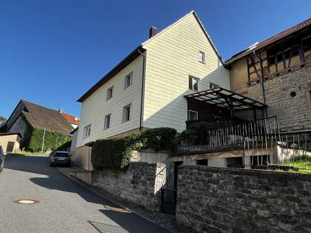 Ansicht Haus mit Terrasse - Einfamilienhaus in 74214 Schöntal mit 128m² kaufen