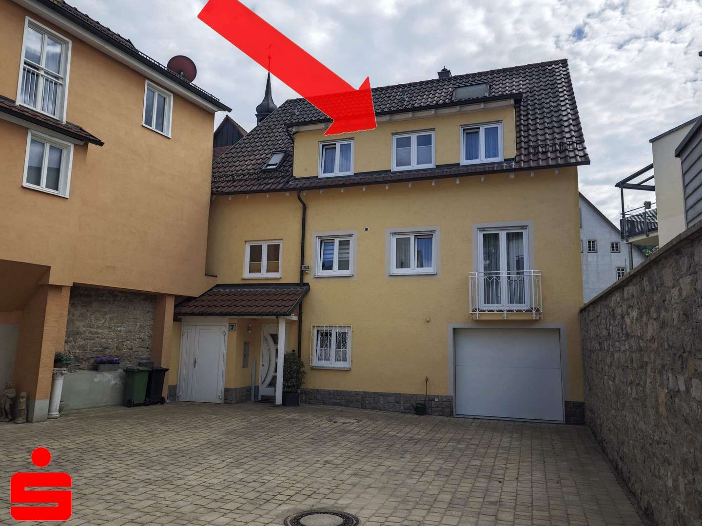 Ansicht Haus vom Hof - Dachgeschosswohnung in 74653 Künzelsau mit 85m² kaufen