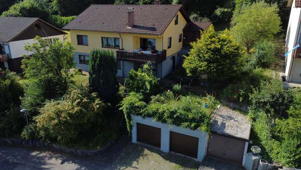 Ansicht Haus mit Garagen - Einfamilienhaus in 74653 Ingelfingen mit 155m² kaufen