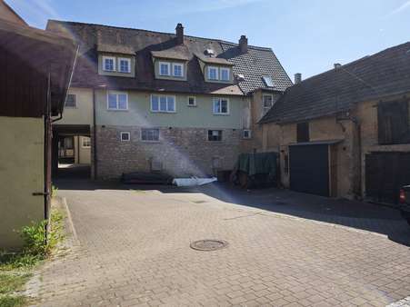 Innenhof und Weg Innenhof und Weg - Reihenmittelhaus in 74676 Niedernhall mit 158m² kaufen