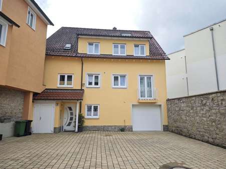Ansicht Haus mit Hof - Einfamilienhaus in 74653 Künzelsau mit 236m² kaufen
