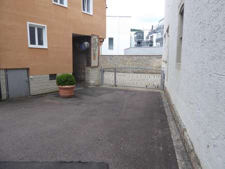 Einfahrt mit Tor - Einfamilienhaus in 74653 Künzelsau mit 236m² kaufen