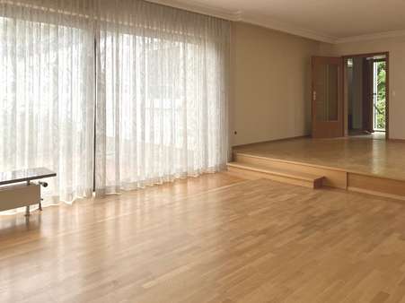 Wohnbereich und Essbereich Wohnbereich und Essbereich - Bungalow in 89231 Neu-Ulm mit 112m² kaufen