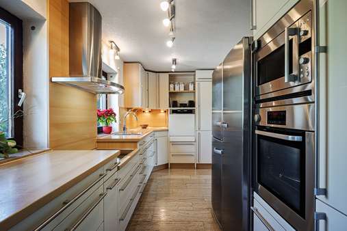Küche im Erdgeschoss - Einfamilienhaus in 89608 Griesingen mit 303m² kaufen