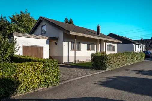 Großzügiges Einfamilienhaus mit großem Garten und viel Potenzial in Dellmensingen