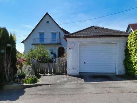 Hauseingang und Garage - Einfamilienhaus in 89547 Gerstetten mit 120m² kaufen
