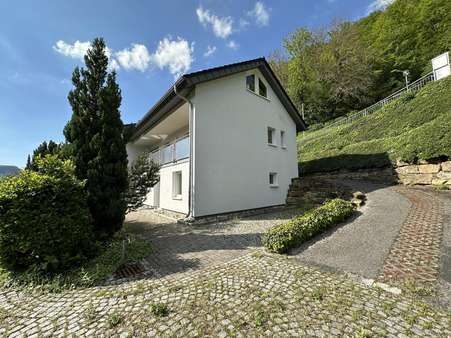 Einfahrt Richtung Garten - Einfamilienhaus in 72574 Bad Urach mit 194m² kaufen