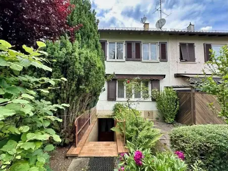 Reihenendhaus mit Garten und Garage