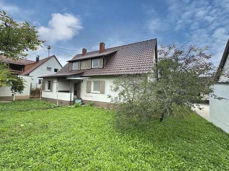 Außenansicht Gebäuderückseite - Einfamilienhaus in 72800 Eningen mit 124m² kaufen