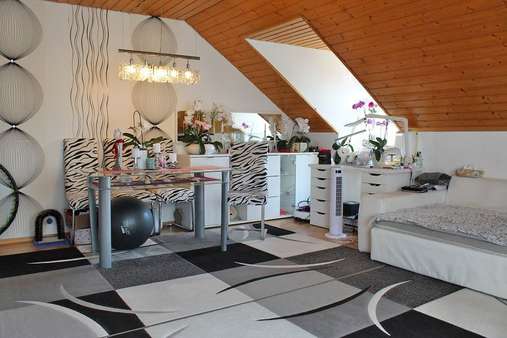 Wohn-/Essbereich - Dachgeschosswohnung in 72766 Reutlingen mit 73m² kaufen