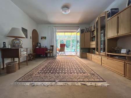 Wohnzimmer mit Blick Wintergarten Wohnzimmer mit Blick Wintergarten - Einfamilienhaus in 72766 Reutlingen mit 233m² kaufen