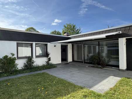 Terrasse mit Markise - Reihenendhaus in 72762 Reutlingen mit 160m² kaufen