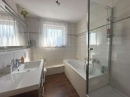 Tageslichtbadezimmer - Dachgeschosswohnung in 72581 Dettingen mit 124m² kaufen
