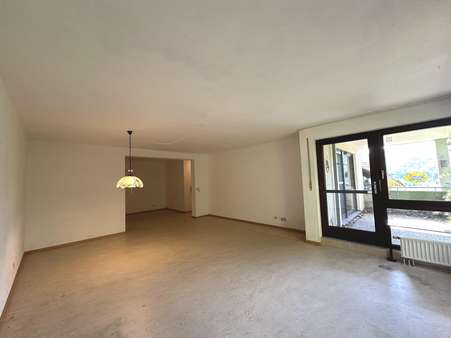Wohnzimmer - Souterrain-Wohnung in 72574 Bad Urach mit 72m² kaufen