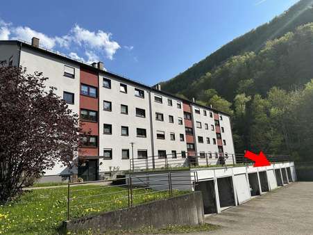 Außenansicht mit Garage - Etagenwohnung in 72574 Bad Urach mit 91m² kaufen