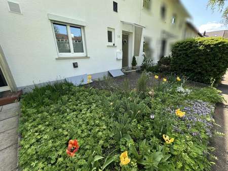 Vorgarten / kleine Terrasse - Reihenmittelhaus in 72760 Reutlingen mit 68m² kaufen
