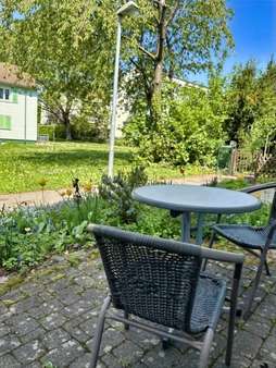 Vorgarten / Terrasse - Reihenmittelhaus in 72760 Reutlingen mit 68m² kaufen