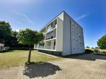 Hausansicht Hausansicht - Etagenwohnung in 72760 Reutlingen mit 101m² kaufen