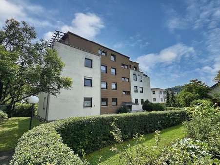 Außenansicht Gebäuderückseite Außenansicht Gebäuderückseite - Erdgeschosswohnung in 72793 Pfullingen mit 83m² kaufen