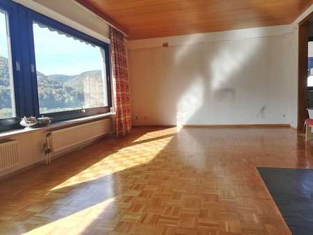 Wohnzimmer - Einfamilienhaus in 72574 Bad Urach mit 150m² kaufen