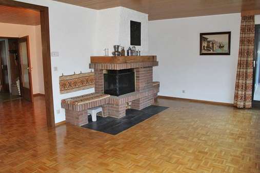Wohnzimmer mit offenem Kamin - Einfamilienhaus in 72574 Bad Urach mit 150m² kaufen