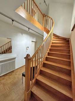 Stilvolle Holztreppe - Einfamilienhaus in 72762 Reutlingen mit 160m² kaufen