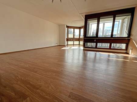 Wohnzimmer - Maisonette-Wohnung in 72793 Pfullingen mit 151m² kaufen