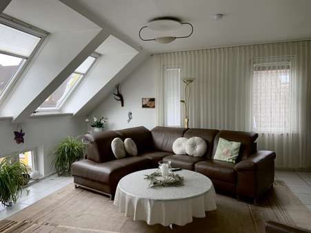 Wohnzimmer im Dachgeschoss - Mehrfamilienhaus in 72074 Tübingen mit 326m² kaufen