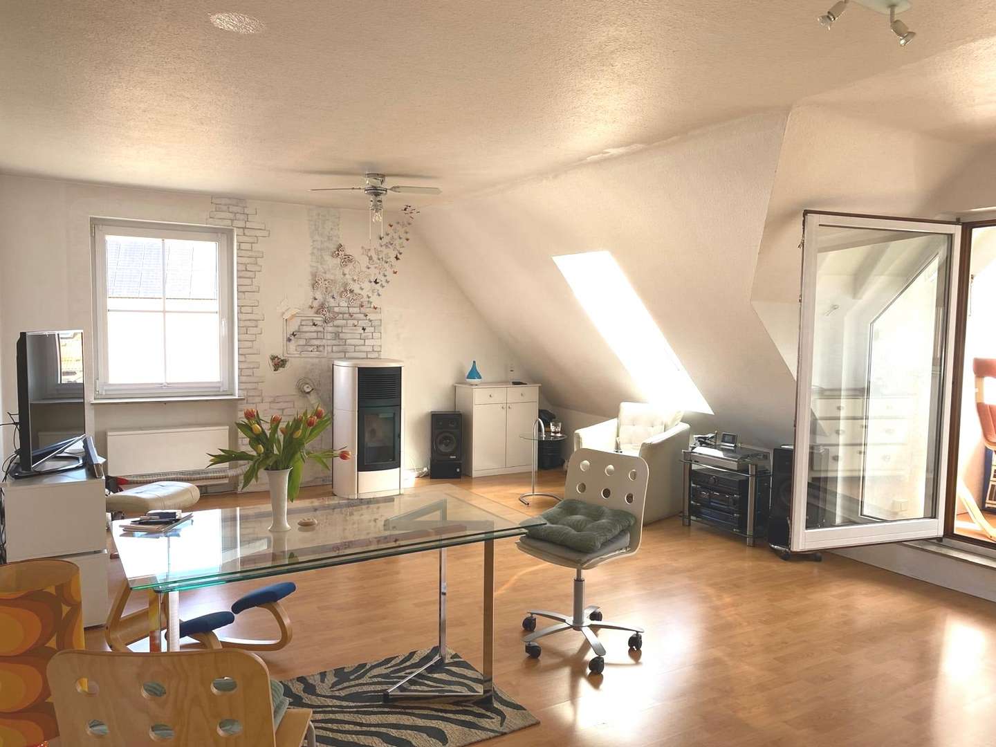 Wohnbereich mit Designofen - Etagenwohnung in 72108 Rottenburg mit 79m² kaufen