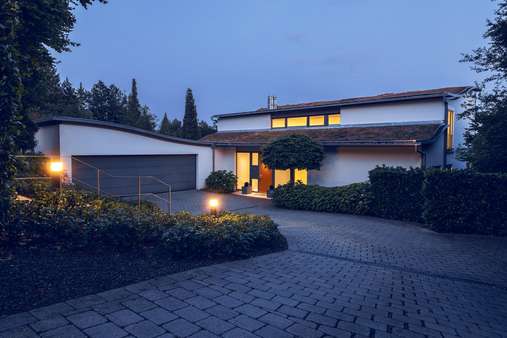 Nordansicht mit Zufahrt - Einfamilienhaus in 72076 Tübingen mit 395m² kaufen