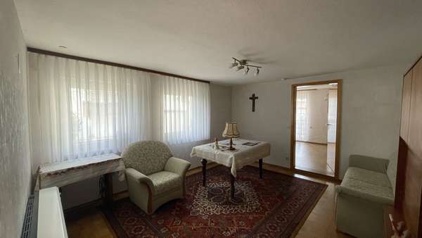 Wohnzimmer (westlicher Gebäudeteil) Wohnzimmer (westlicher Gebäudeteil) - Zweifamilienhaus in 72108 Rottenburg mit 145m² kaufen