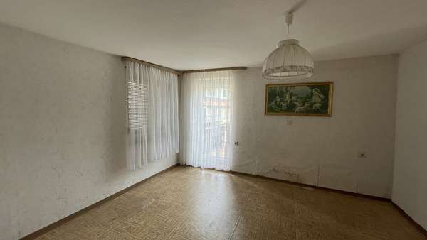Zimmer mit Balkon (westlicher Gebäudeteil) Zimmer mit Balkon (westlicher Gebäudeteil) - Zweifamilienhaus in 72108 Rottenburg mit 145m² kaufen