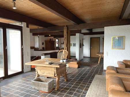 Blick in den Wohn-/Essbereich und Eingangsbereich - Einfamilienhaus in 72076 Tübingen mit 279m² kaufen