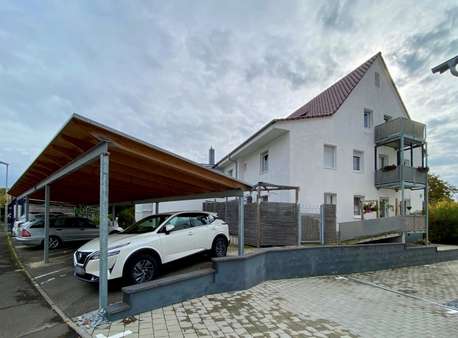 Nordwestansicht mit Carport Nordwestansicht mit Carport - Erdgeschosswohnung in 72810 Gomaringen mit 90m² kaufen