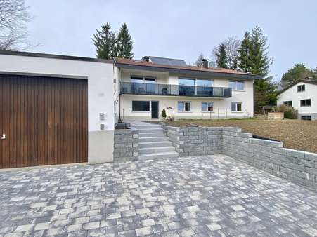 Einfahrt mir hoher Garage - Einfamilienhaus in 72116 Mössingen mit 250m² kaufen
