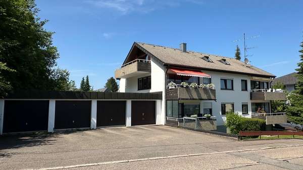 Ansicht mit Garagen Ansicht mit Garagen - Dachgeschosswohnung in 72250 Freudenstadt mit 92m² kaufen