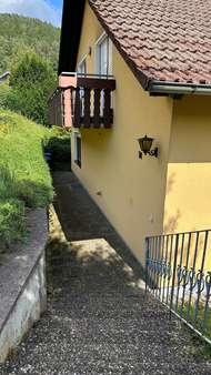 Zugang zum Haus Zugang zum Haus - Zweifamilienhaus in 72270 Baiersbronn mit 219m² kaufen