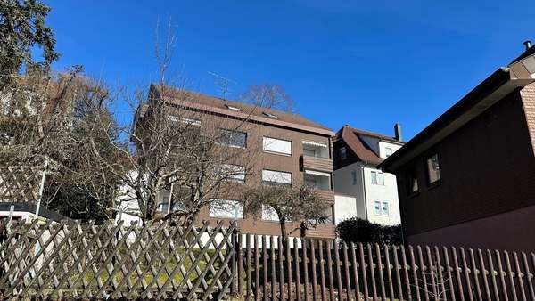 Außenansicht hinter dem Haus - Dachgeschosswohnung in 72250 Freudenstadt mit 52m² kaufen