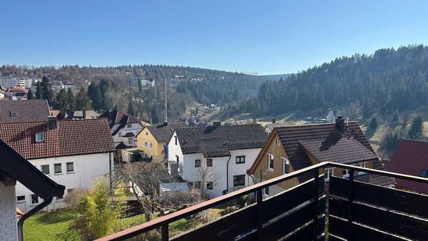 Aussicht vom Balkon über Freudenstadt - Dachgeschosswohnung in 72250 Freudenstadt mit 52m² kaufen