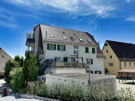 Außenansicht hinter dem Haus (Terrasse) - Etagenwohnung in 72184 Eutingen mit 105m² als Kapitalanlage kaufen