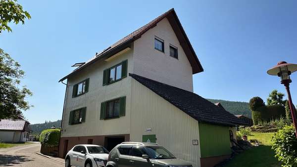 Außenansicht von der Straße Außenansicht von der Straße - Zweifamilienhaus in 72270 Baiersbronn mit 229m² kaufen