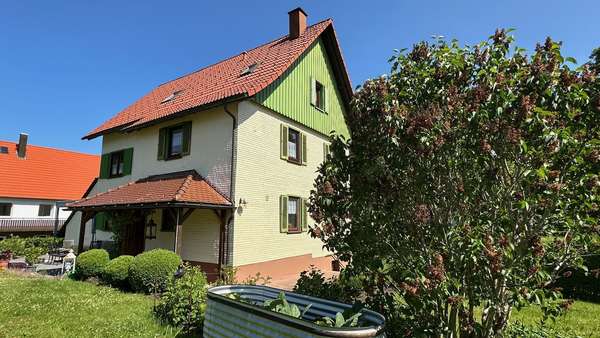 Haus von der Seite Haus von der Seite - Zweifamilienhaus in 72270 Baiersbronn mit 229m² kaufen