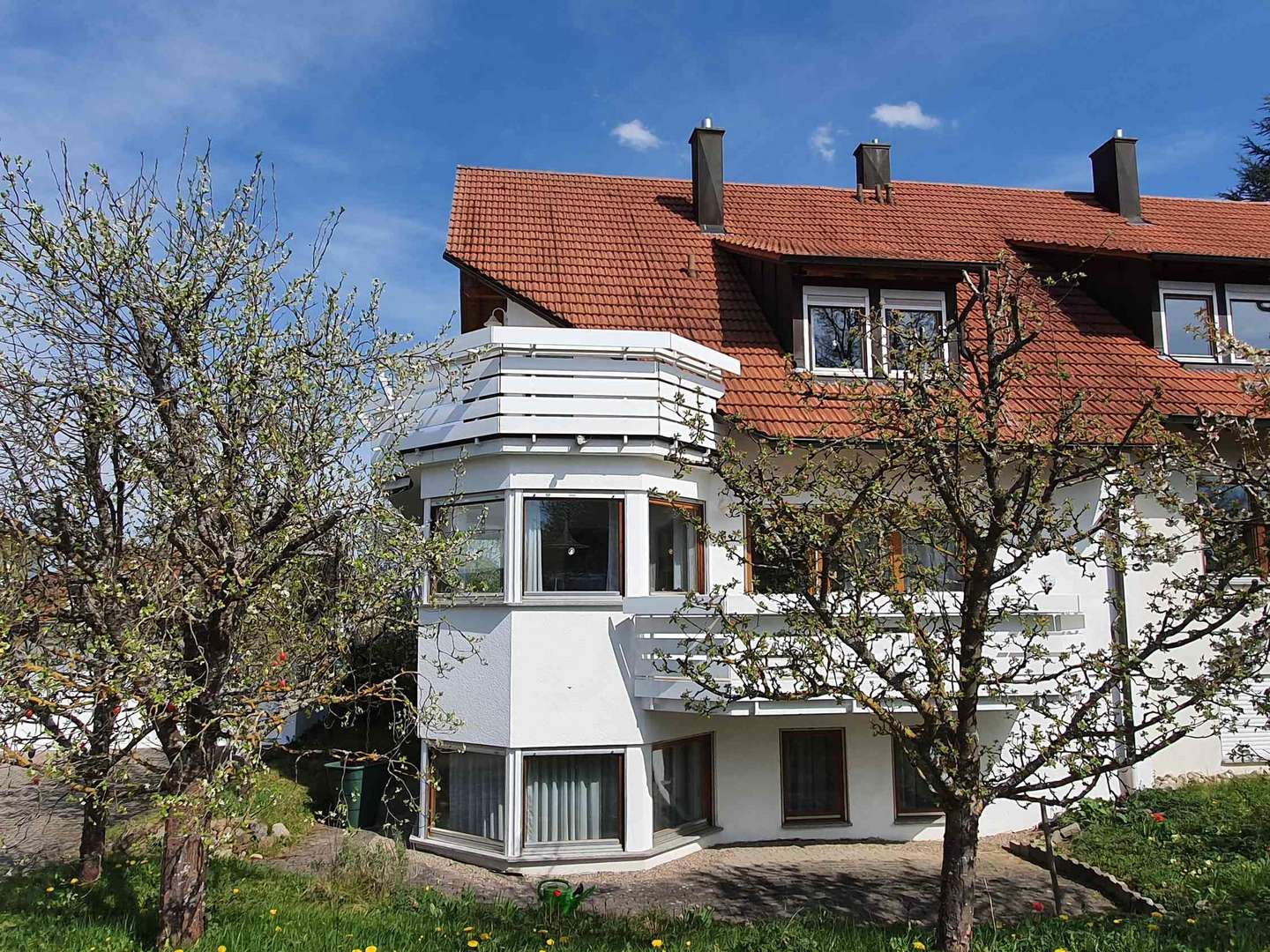 Gut aufgeteiltes Wohnhaus mit 3 Wohnungen - in Nordstetten