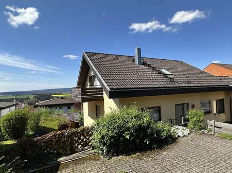 Hausansicht mit Stellplätzen - Einfamilienhaus in 72280 Dornstetten mit 144m² kaufen